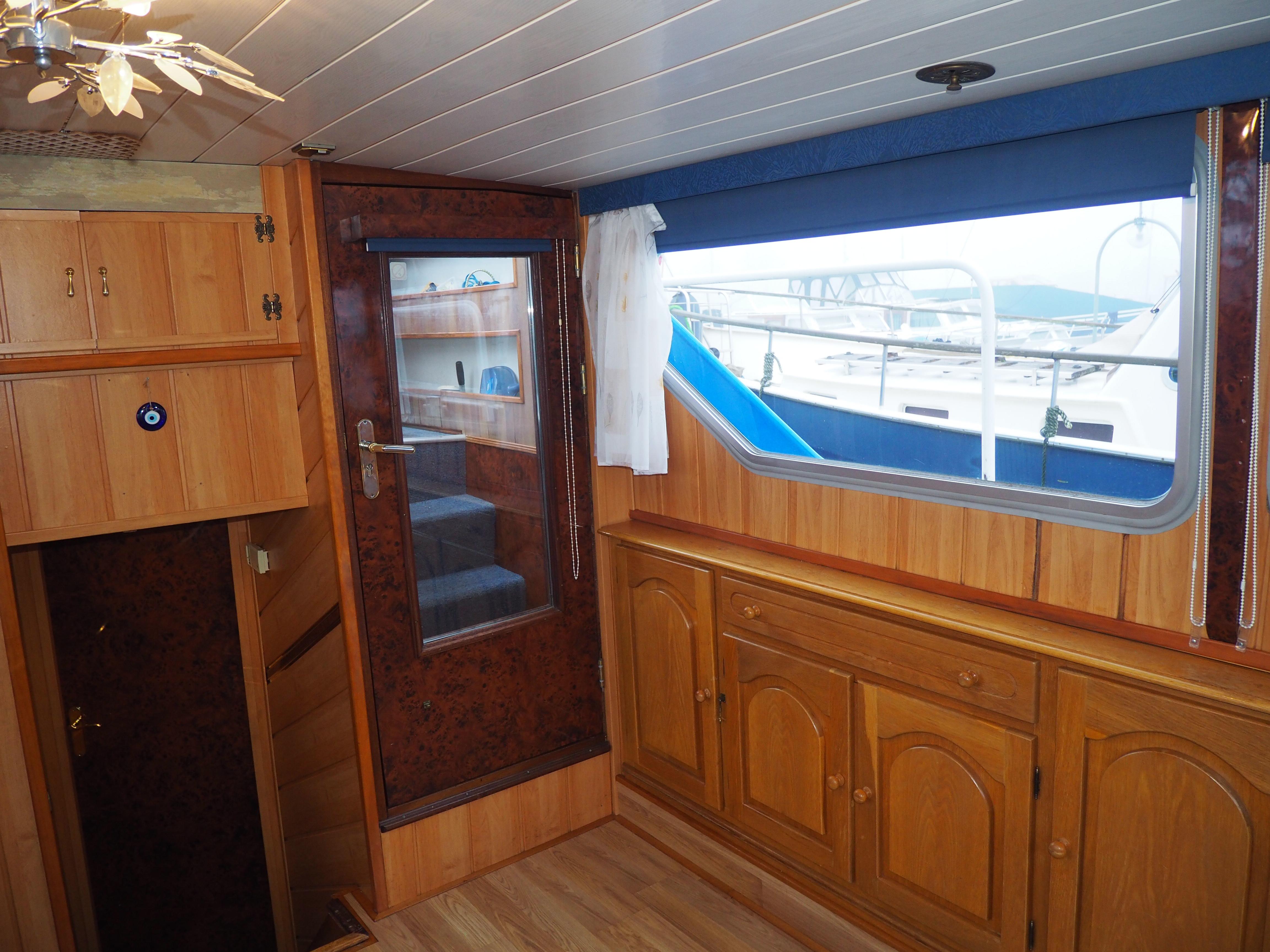 Saloon, Accommodation